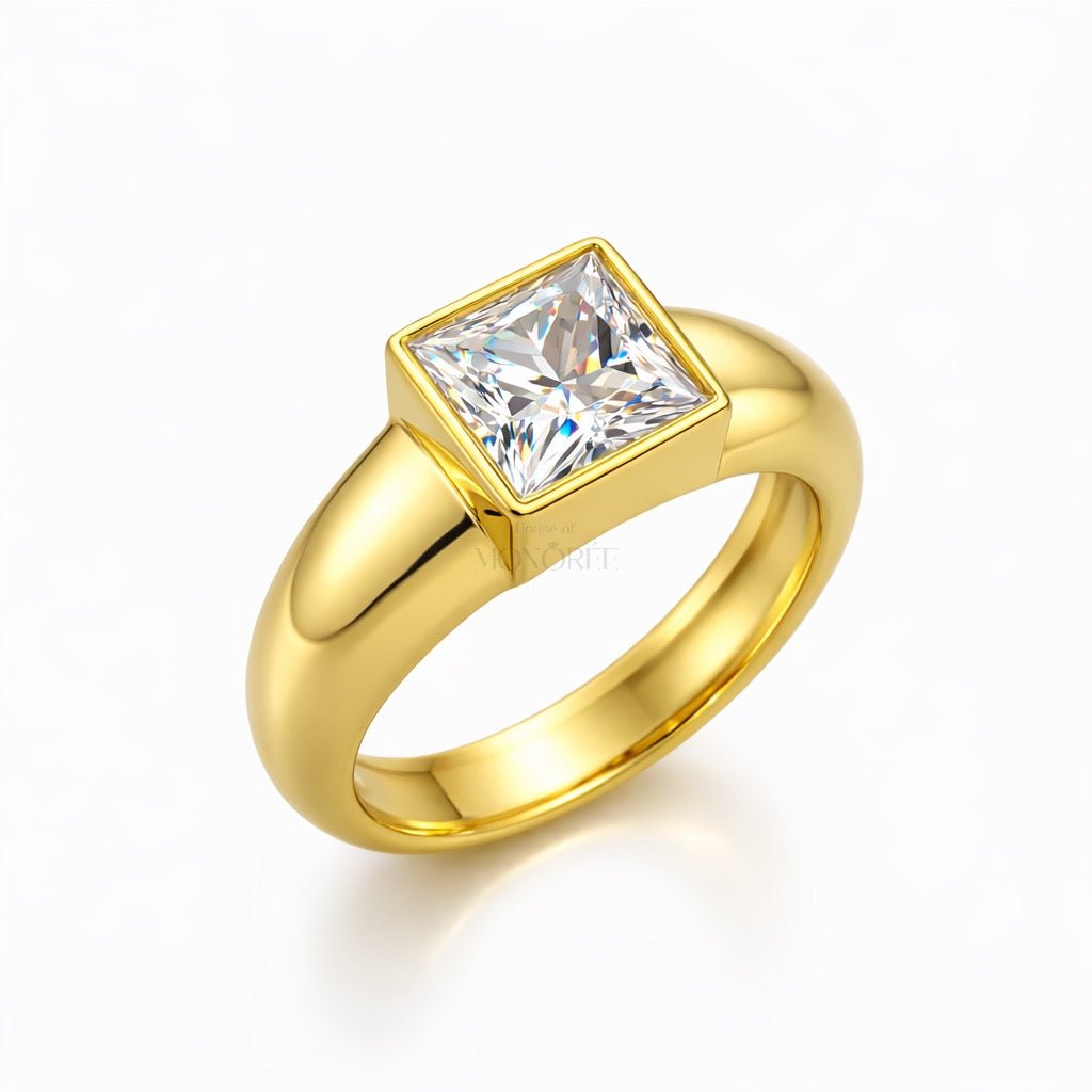 Apzeltīts sudraba gredzens ar moisanītu „Queen Bezel“ – produkta galvenais attēls