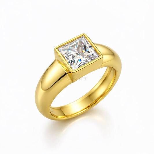 Apzeltīts sudraba gredzens ar moisanītu „Queen Bezel“ – produkta galvenais attēls