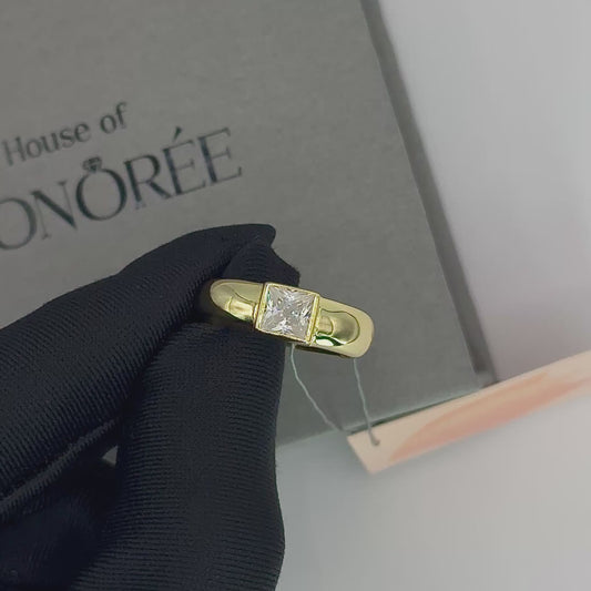 Apzeltīts sudraba gredzens ar moisanītu „Queen Bezel“
