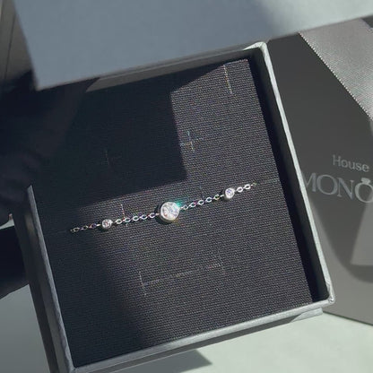 Sudraba aproce ar moisanītiem „Luna Trio“