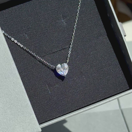 Sudraba ķēdīte ar moisanītu „Mon Amour“