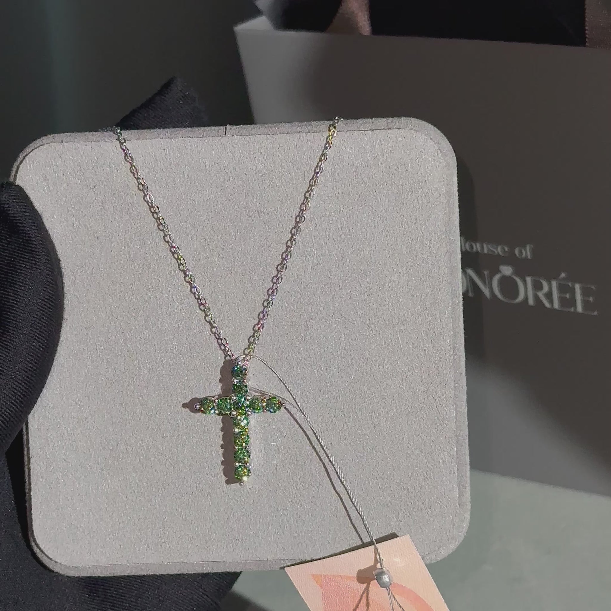 Sudraba krustiņš ar ķēdīti un zaļiem moisanītiem „Gloria Green“