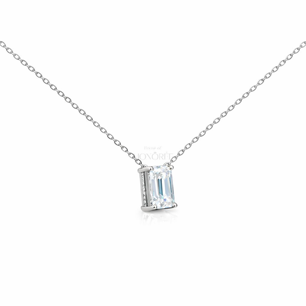 Sudraba ķēdīte ar moisanītu „Emerald“ – rota uz kakla