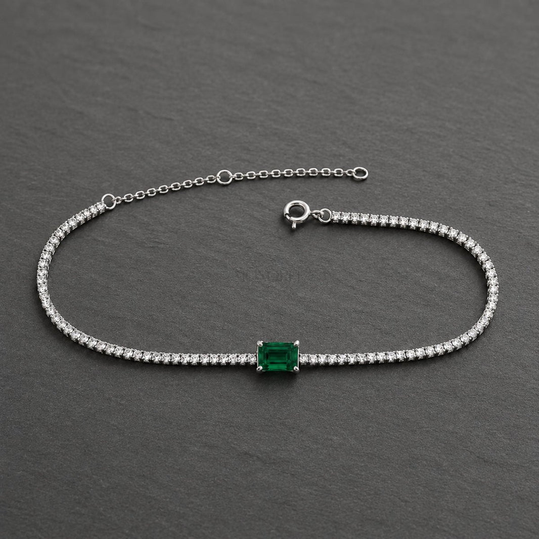 Sudraba tenisa aproce ar zaļu kristālu „Green Emerald Cut“ – MONOREE