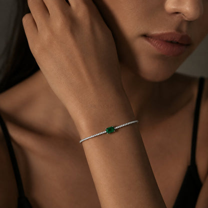 Sudraba tenisa aproce ar zaļu kristālu „Green Emerald Cut“ – dizaina un akmeņu detaļas tuvplānā