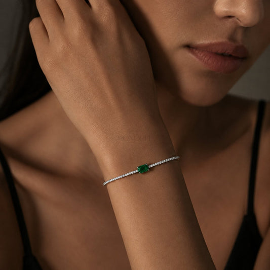 Sudraba tenisa aproce ar zaļu kristālu „Green Emerald Cut“ – dizaina un akmeņu detaļas tuvplānā