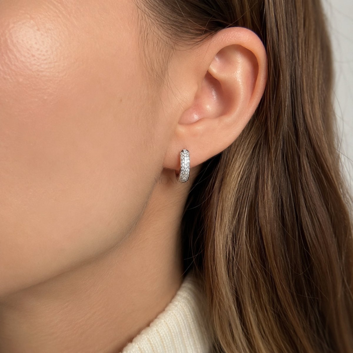 Sudraba riņķveida auskari ar moisanītiem „Pavé Luxe“ – dizaina detaļas tuvplānā