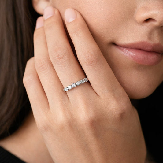 Sudraba gredzens ar moisanītiem „Silva“ – rotaslietas dizaina tuvplāns