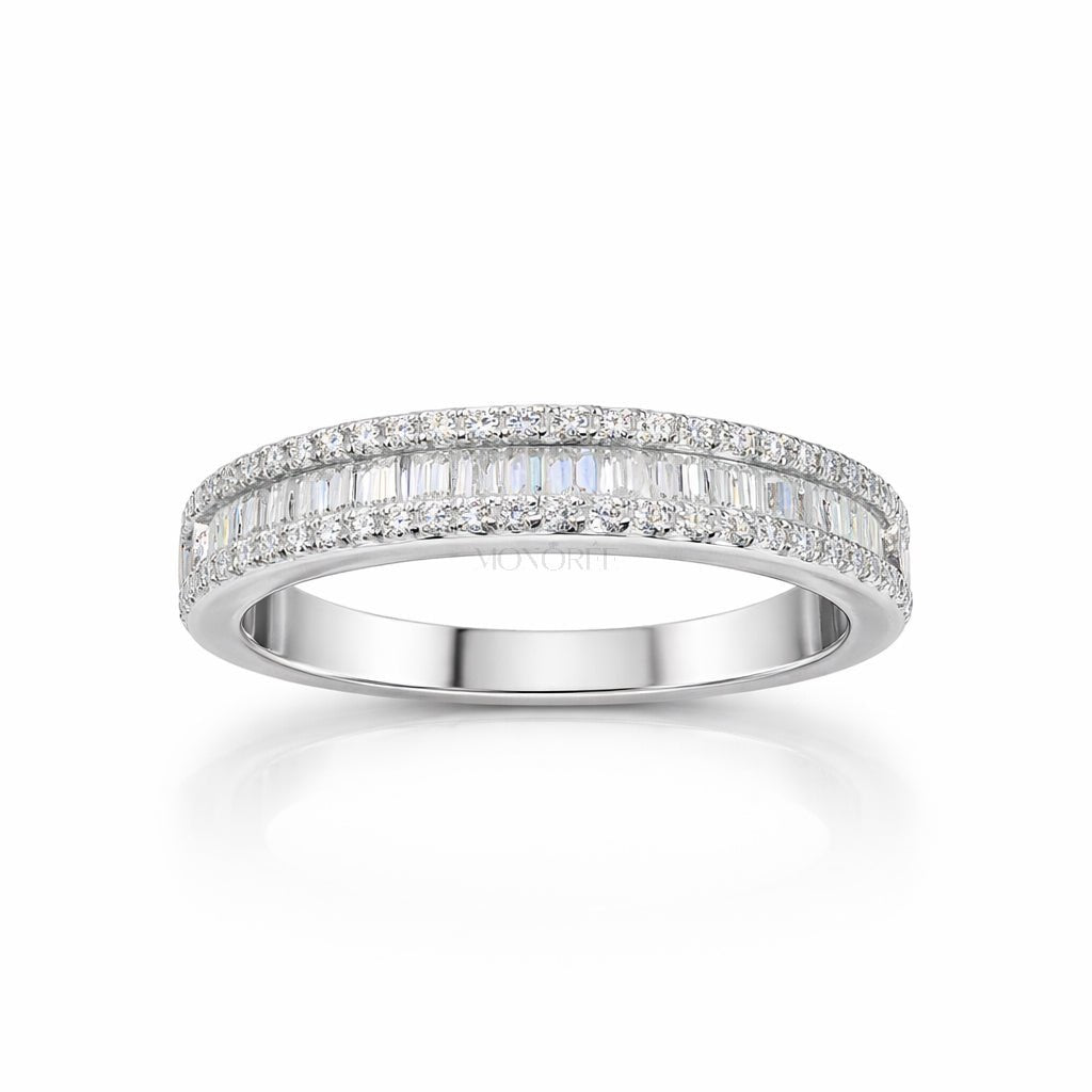 Sudraba gredzens ar moisanītiem „Triple Diamond“ – rotaslietas dizaina tuvplāns
