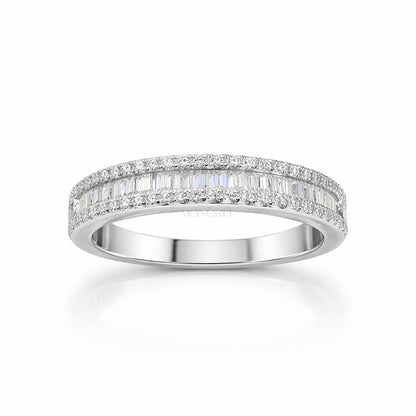 Sudraba gredzens ar moisanītiem „Triple Diamond“ – rotaslietas dizaina tuvplāns