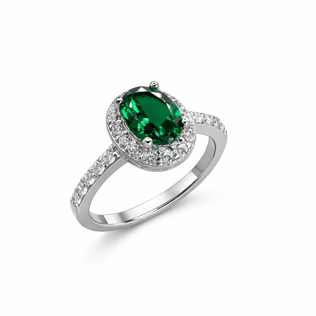 Sudraba gredzens ar zaļu kristālu „Forest Green“ – rotaslietas dizaina tuvplāns
