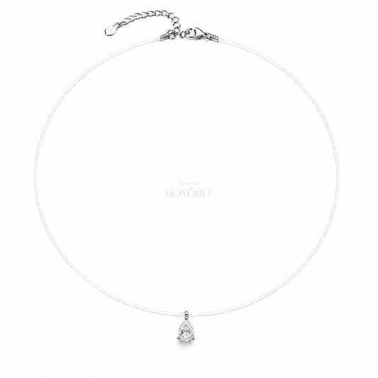 Caurspīdīga ķēdīte ar moisanītu „Floating Drop“ – kulona un akmens detaļas tuvplānā